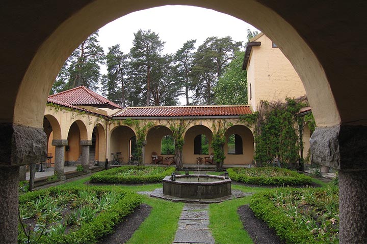 Elegant Stone Fountains: Enhance Your Courtyard Aesthetics